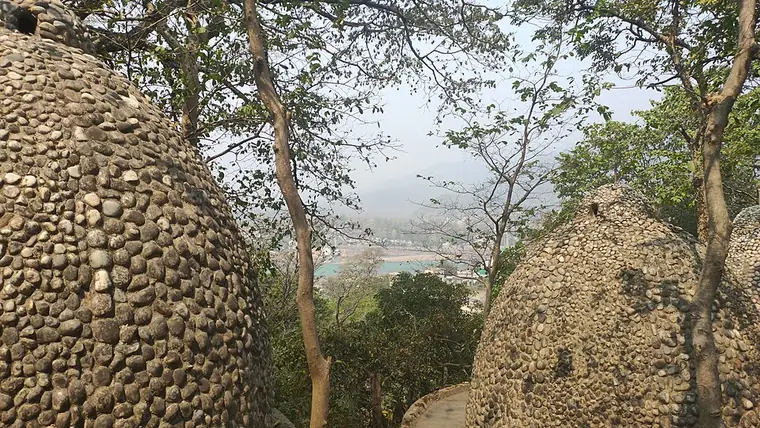 Les huttes de méditation en galets de l’ancien ashram de Rishikesh.