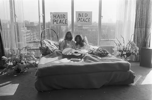 Le bed-in d’Amsterdam. Il avait compris avant tout le monde que la presse imprimerait n’importe quoi, et qu’on pouvait s’en servir.