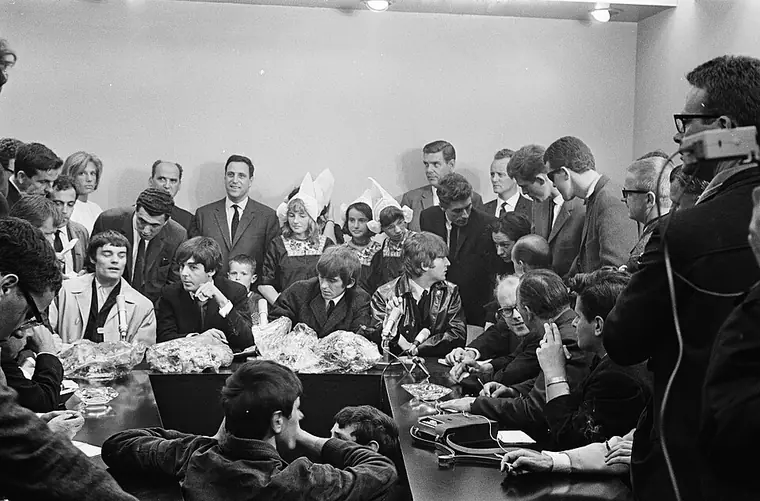 Conférence de presse à Schiphol, 5 juin 1964. Photographie de l’agence Anefo, versée au domaine public par le Nationaal Archief néerlandais.