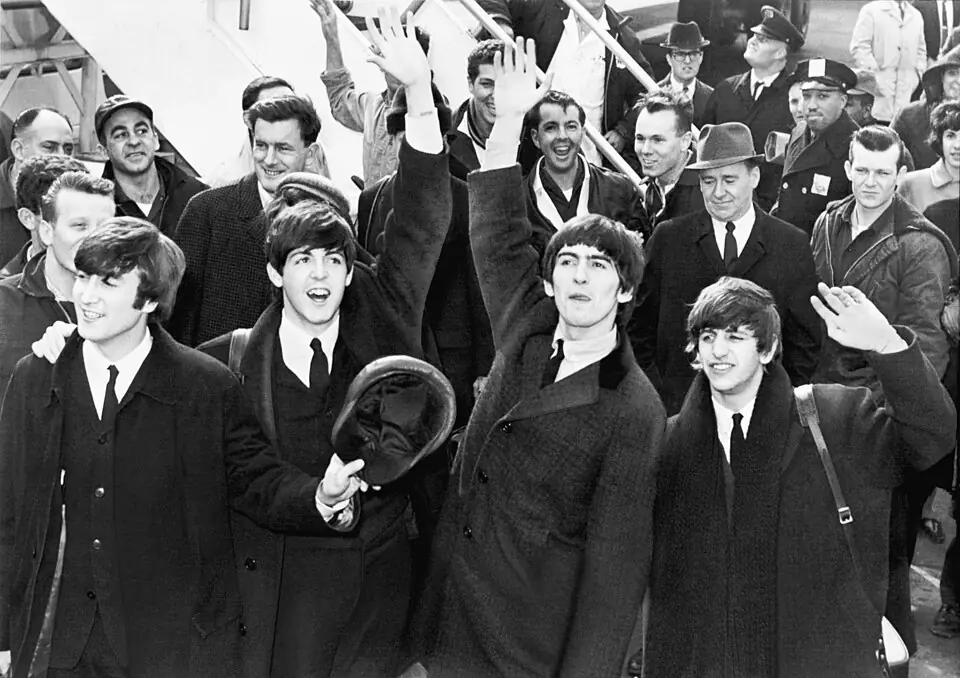 7 février 1964, aéroport JFK. Trois mille personnes attendaient sur les terrasses ; deux jours plus tard, soixante-treize millions regardaient le Ed Sullivan Show.