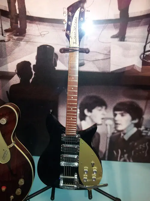 Une Rickenbacker 325, le modèle qu’il a joué de 1960 à 1964.