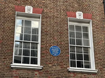 La plaque commémorative apposée sur la façade.