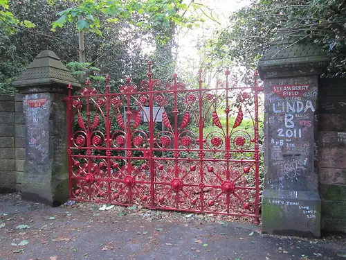 L’allée de Strawberry Field, Beaconsfield Road. Le foyer a fermé en 2005 ; le site a rouvert au public en 2019.