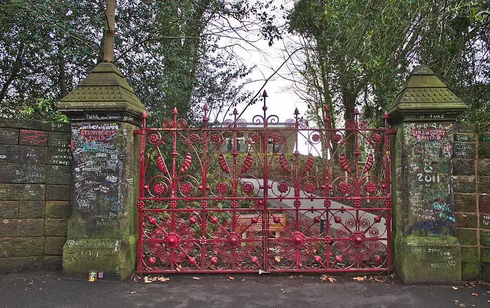 Les grilles rouges de Strawberry Field.