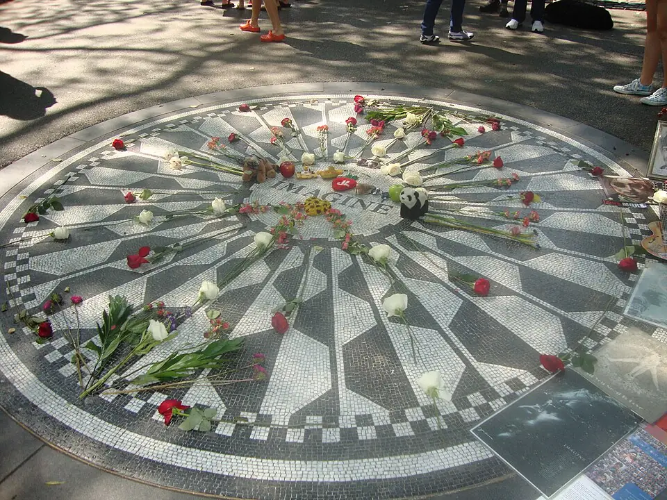 Le jardin mémorial de Central Park, ouvert le 9 octobre 1985, jour de ce qui aurait été son quarante-cinquième anniversaire.